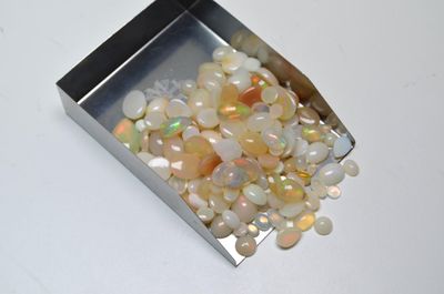 Un lot de 90 cts env d'opales cabochons (poids et formes div…