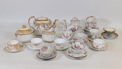 de nombreux types de tasses et soucoupes pour le thé et le café