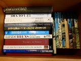 une boîte pleine de livres posés les uns sur les autres