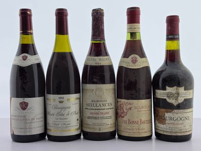 plusieurs bouteilles de vin sont alignées sur une table