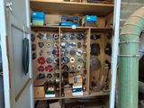une photo d'une pièce avec tout un tas d'outils accrochés au mur