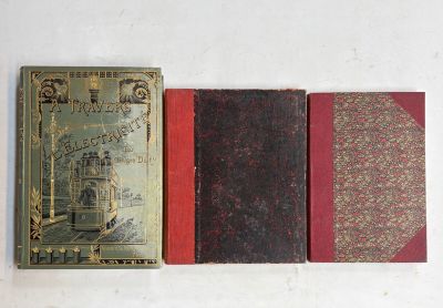 trois livres sont alignés sur une surface blanche
