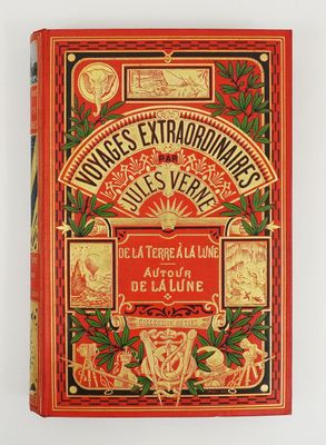 un livre rouge dont la couverture est ornée d'un motif élaboré