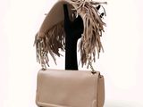 un sac à main beige dont la poignée est ornée de franges