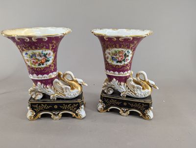 paire de vases anciens ornés d'anses en forme de cygne et de détails dorés