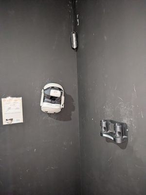 une salle de bains équipée de toilettes et d'un téléphone fixé au mur