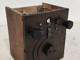 une vieille boîte en bois sur laquelle est posé un appareil photo