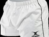 un gros plan sur un short blanc avec un logo sur le côté