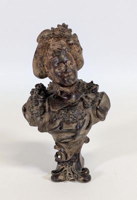 une image représentant une statue de femme coiffée d'un chapeau