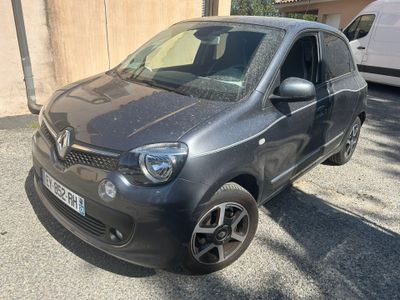 une petite voiture noire garée sur le bord de la route