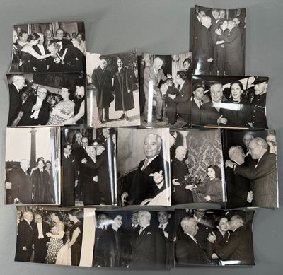 plusieurs vieilles photos en noir et blanc représentant un groupe d'hommes et de femmes