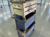 un chariot bleu muni de trois tiroirs, dans un entrepôt