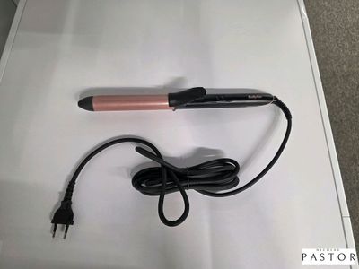 une photo d'un sèche-cheveux et d'un chargeur posés sur une table