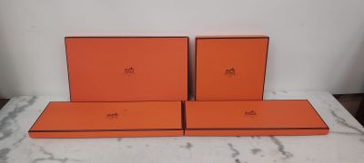 deux boîtes orange posées sur une table