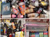 Cette boîte contient de nombreux types de cosmétiques et de produits cosmétiques différents