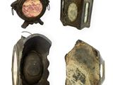 Quatre types différents de lampes à huile anciennes sont exposés sur un support blanc