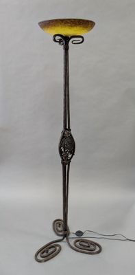 un lampadaire à l'ancienne muni d'un abat-jour en verre jaune