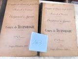 deux livres posés sur une table