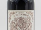 une bouteille de vin posée sur une table