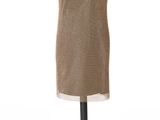 une photo d'une robe de mannequin posée sur un support, sur fond blanc