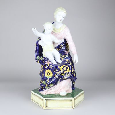 une figurine représentant une femme tenant un bébé dans ses bras