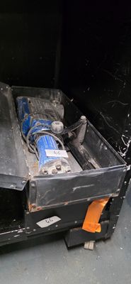 une boîte noire contenant une machine bleue