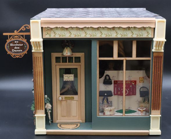 Diorama - « Au bonheur des Dames », scène d’intérieur boutique d’...