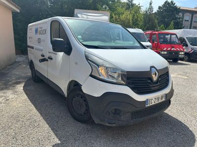 une camionnette blanche garée dans un parking