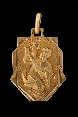 un gros plan d'une médaille d'or sur fond noir