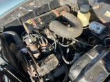 un moteur de voiture très rouillé
