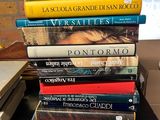 plusieurs livres empilés sur une table