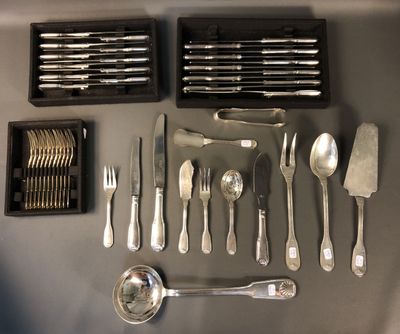 beaucoup de couverts et de cuillères sur une table
