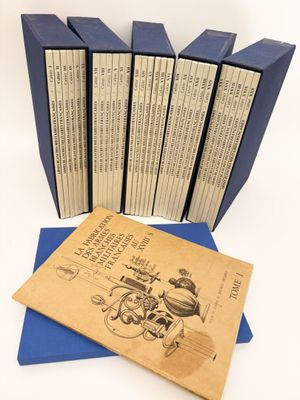 six livres sont empilés sur une table