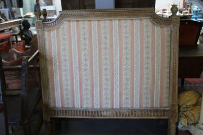 une chaise qui se trouve au milieu d'une pièce
