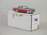une voiture jouet posée sur une boîte sur une table