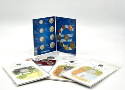 trois livres sur lesquels figurent des photos de personnes assises sur une surface blanche