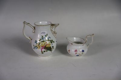 un petit pichet et une petite tasse posés sur une table