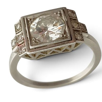 une image représentant une bague sertie d'un diamant, sur fond blanc