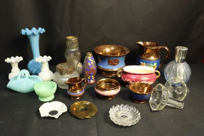 de nombreux vases en verre posés sur une table