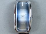 gros plan d'une montre sur une surface blanche