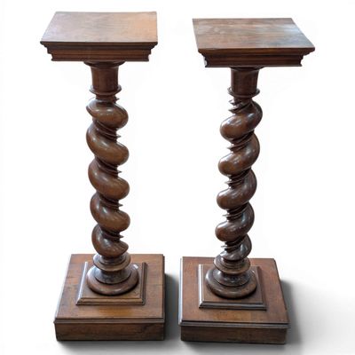 paire de bougeoirs anciens en bois avec des socles en bois torsadé