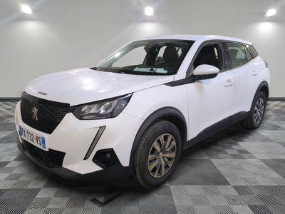 le 4x4 blanc est garé sur le sol en damier d'un garage