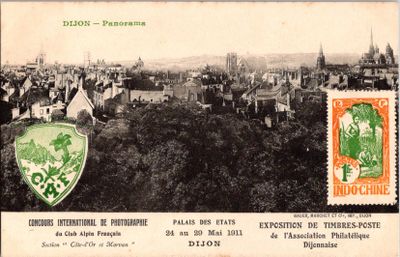 une vieille carte postale sur laquelle on aperçoit une ville en arrière-plan