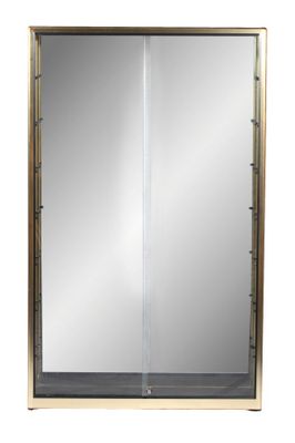 une image représentant un miroir accroché au mur