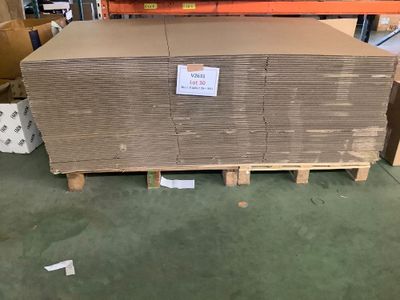 une grande pile de cartons sur une palette dans un entrepôt