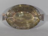 une assiette en argent ornée d'un motif de poisson