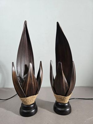 deux vases en bois posés sur une table