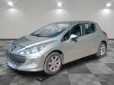 la photo d'une voiture argentée garée dans une salle d'exposition