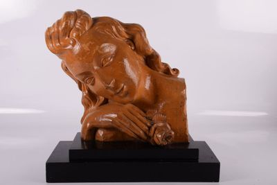 statue d'une femme les mains sur le visage