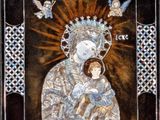 une image d'un tableau représentant une femme tenant un enfant dans ses bras